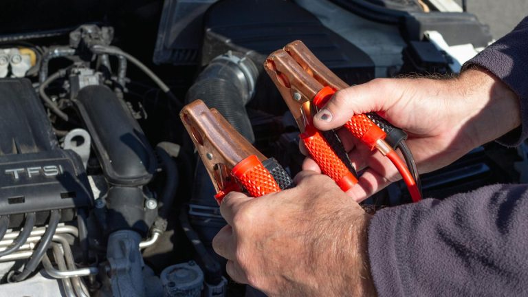 Comment démarrer une Toyota Yaris hybride en cas de panne de batterie ?