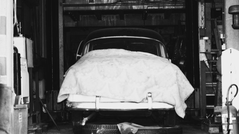Remiser une voiture de collection : guide pour une hibernation réussie