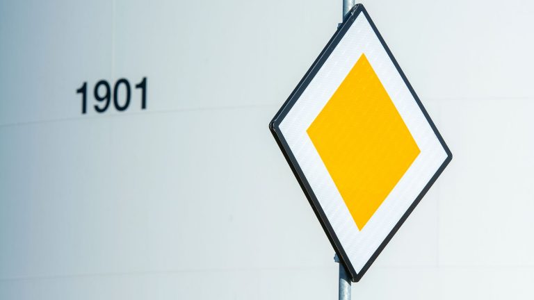 Le panneau losange jaune : les règles de route prioritaire