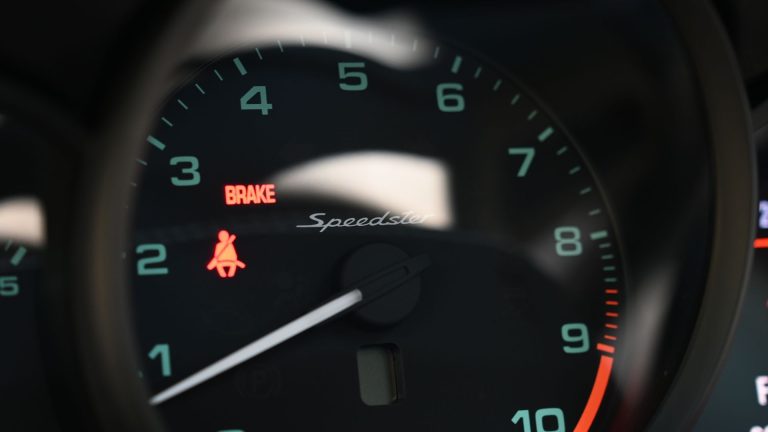 Voyant STOP sur Twingo 2 : comment gérer cette alerte rouge