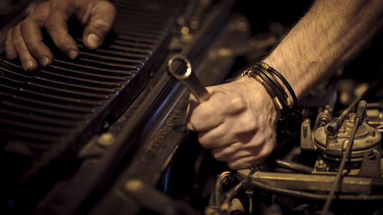 Bruit de cliquetis moteur au ralenti : causes, diagnostic et solutions