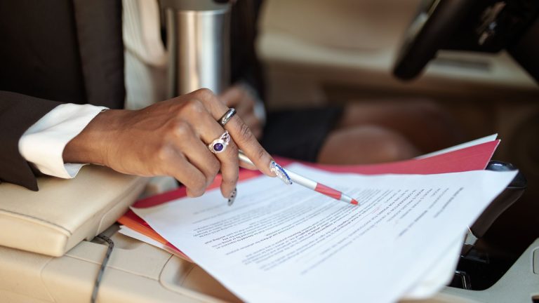 Comment lire fiche technique automobile ? décryptage des performances