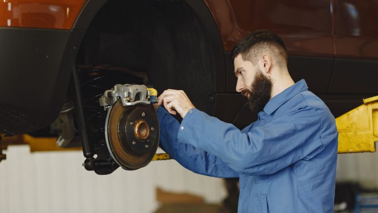 Prix moyen du changement de plaquettes de frein : tarifs, forfaits et main-d’œuvre