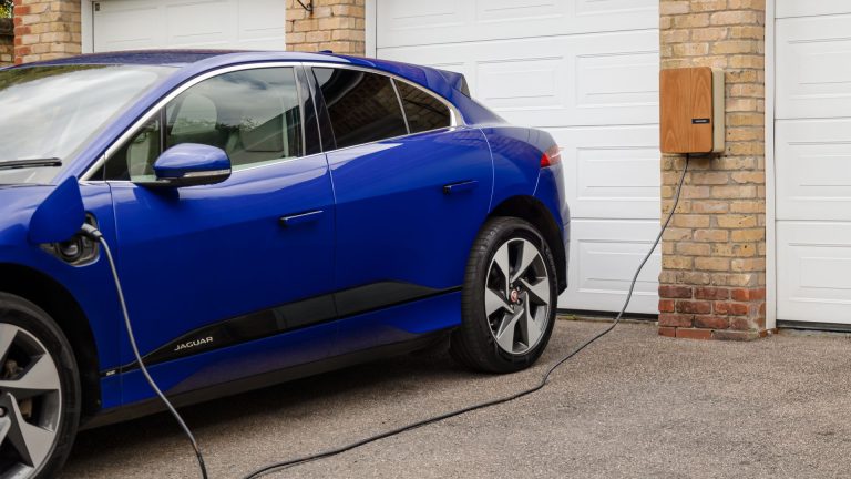 Borne de recharge : quelles aides financières pour votre véhicule électrique ?