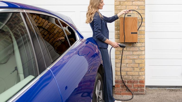 Temps de charge d’une voiture électrique sur prise domestique : durée et fonctionnement